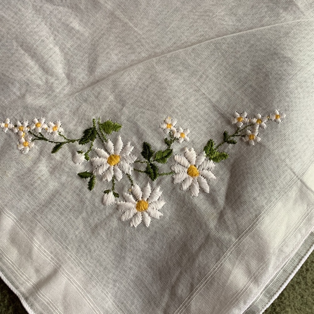 Lot of 4 embroidered handkerchiefs.  Approximately 12 x 12 - Picture 6 of 6